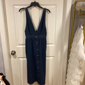 Denim midi length jumper. Elastic back, pockets, adjustable straps. Button down.